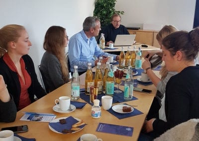 Prof. Dr. Axel Barth (TH Rosenheim) mit seinen Studenten im Showroom.Telemedizin.Bayern am Dienstag, 19. November 2019